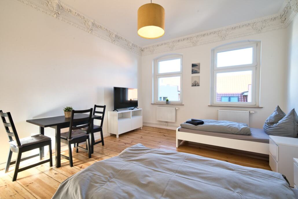 2026-03 Apt Silver Wohnzimmer 7R39629