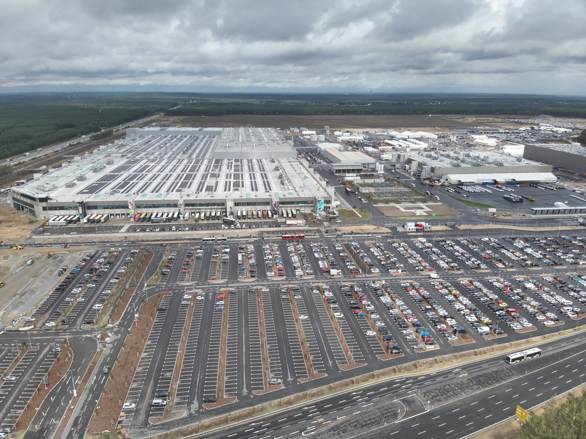 Baugelände und Ausbaufortschritt der Gigafactory