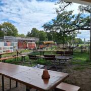 Biergarten mit grünen Bäumen und Sommeratmosphäre