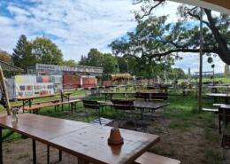 Biergarten mit grünen Bäumen und Sommeratmosphäre