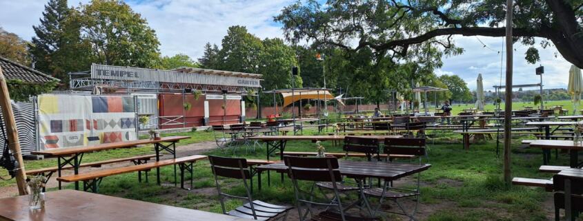 Biergarten mit grünen Bäumen und Sommeratmosphäre